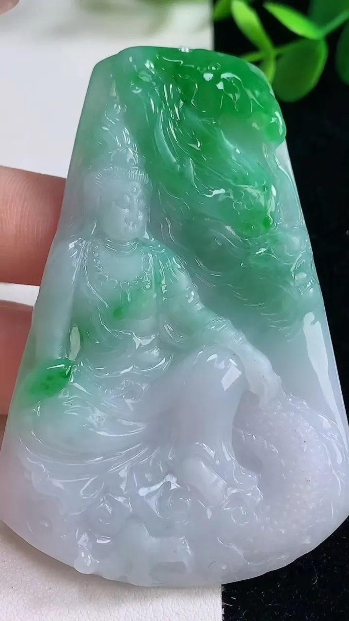 天然A货翡翠祥龙观音菩萨吊坠，尺寸72.8-48.2-5.9，重量:41.87g
12月26日