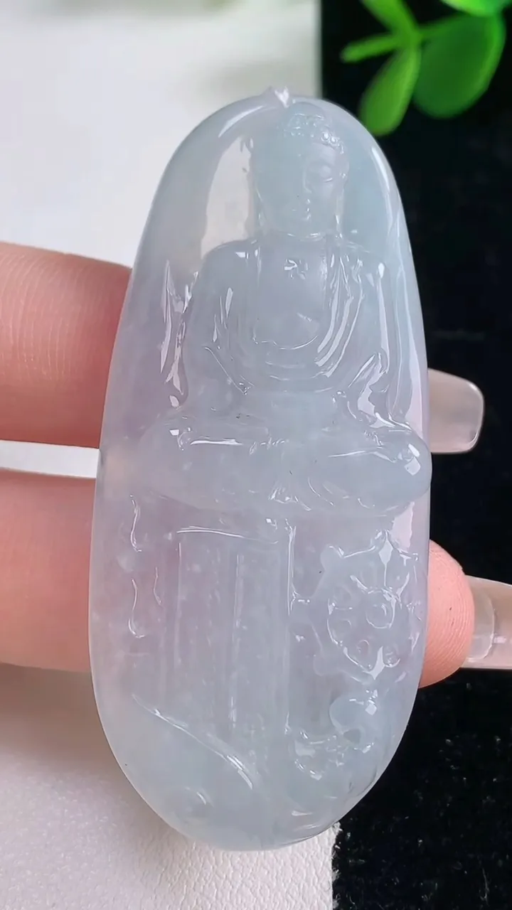 天然A货翡翠大日如来吊坠，尺寸58.8-26.3-5.5，重量:19.83g
12月26日