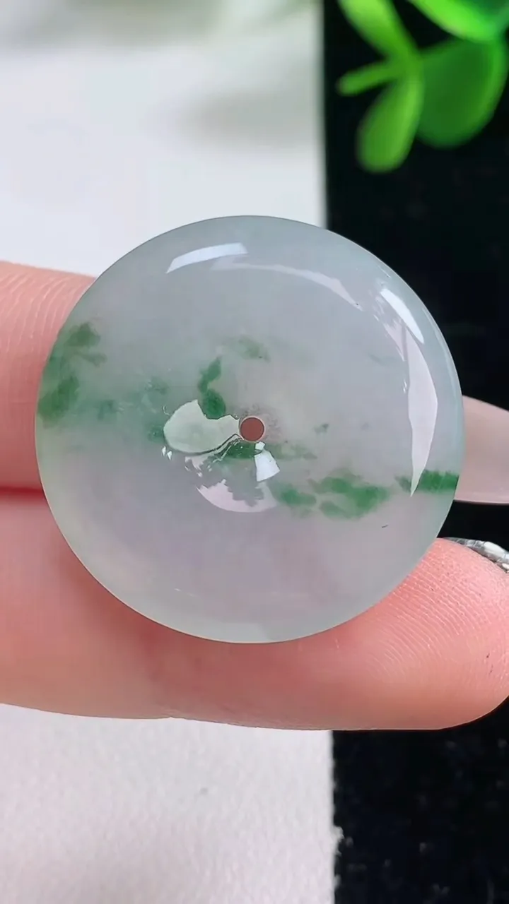 天然A货翡翠冰种飘花平安扣吊坠，尺寸27.8-5.3，重量:8.86g
12月26日