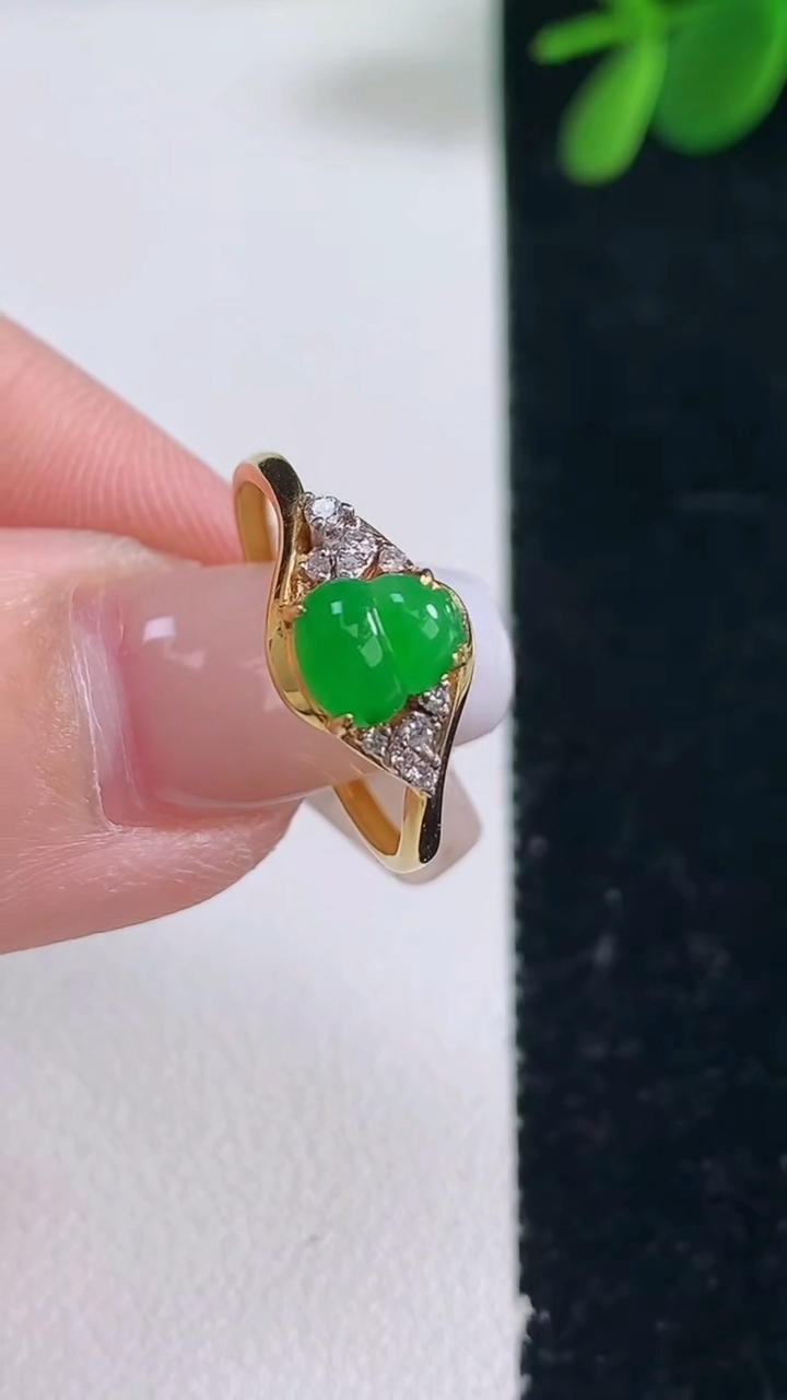 天然A货翡翠葫芦戒指，尺寸17.2-6.3-5.5-4.3，重量:1.28g2025年12月26日
