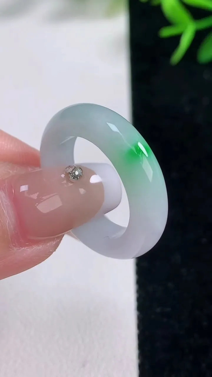 天然A货翡翠指环戒指，尺寸17.3-5.7-3.8，重量:4.70g2025年12月26日
工厂直销收藏佳品,种好水足，色泽均匀，有种有色，上手高大气！