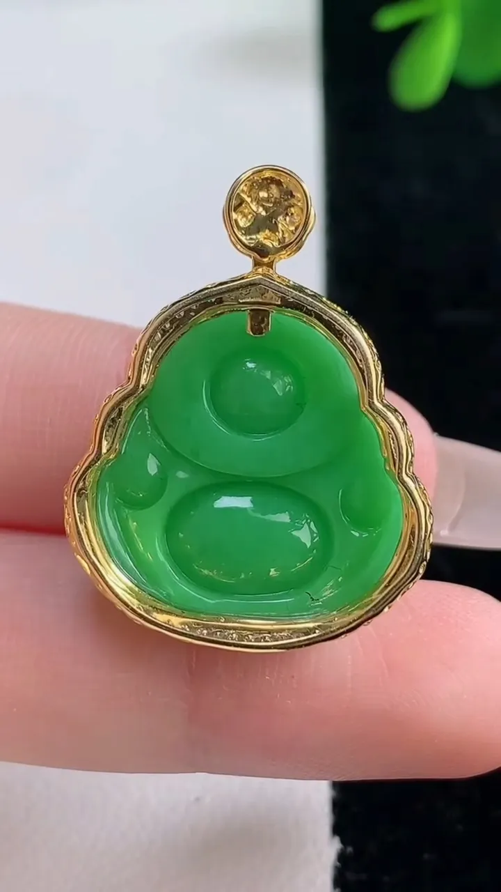 天然A货翡翠佛公吊坠，尺寸30.5-23.3-9.5，裸石20-21重量:5.59g
12月26日