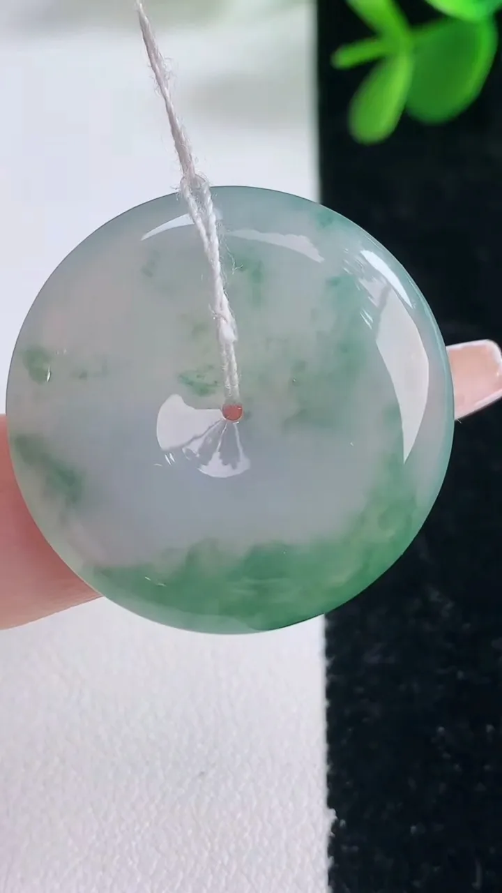 天然A货翡翠冰种飘花平安扣吊坠，尺寸29.3-5.5，重量:10.17g
12月26日