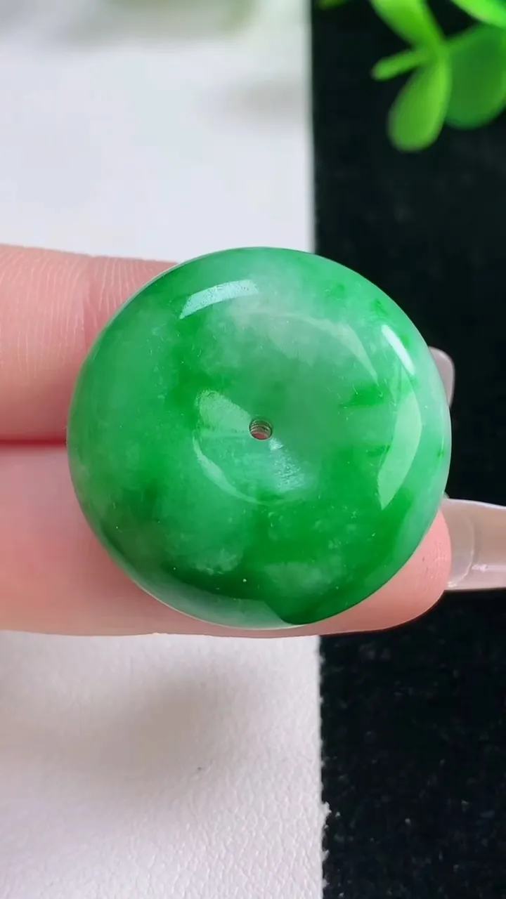 天然A货翡翠平安扣吊坠，尺寸28.4-12.4，重量:21.70g
12月26日