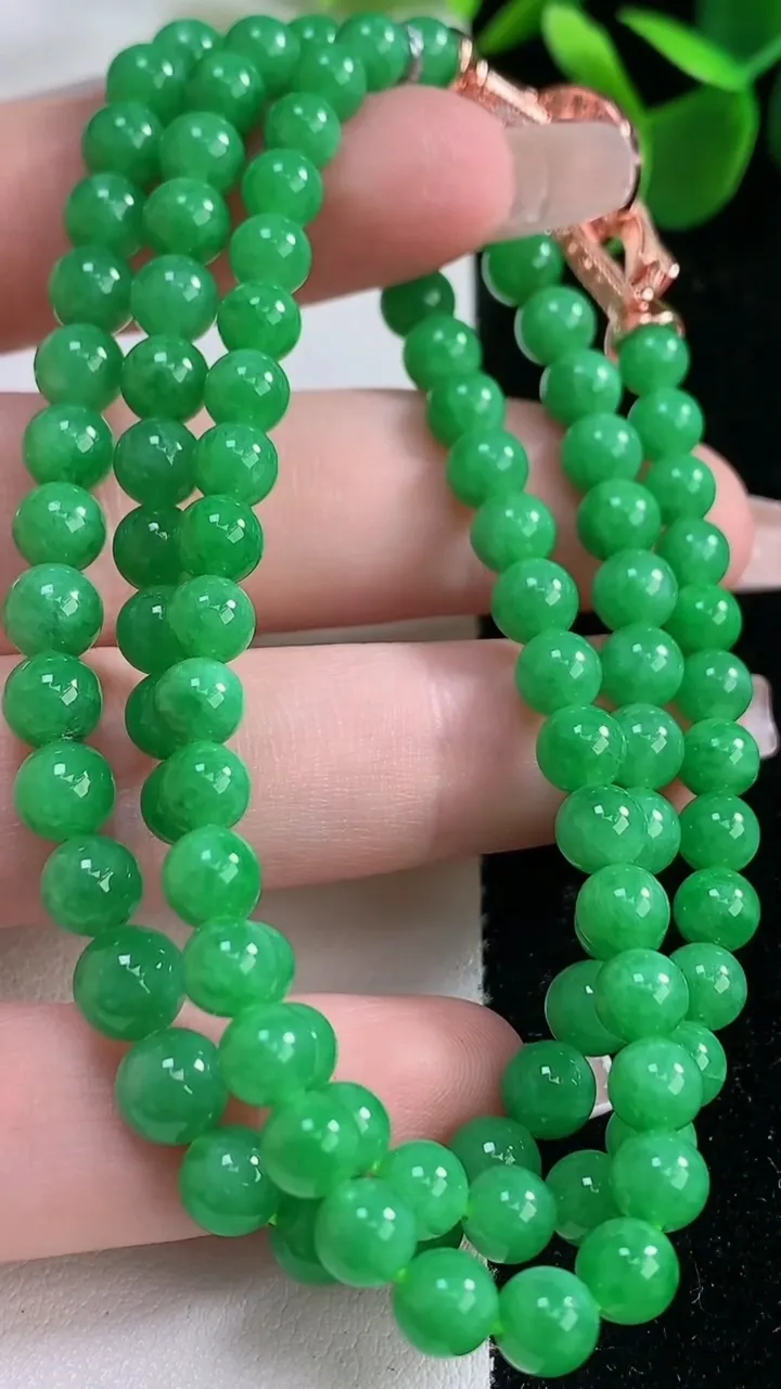 天然A货翡翠圆珠项链，尺寸5.5-102颗，重量:32.59g12月26日
工厂直销收藏佳品,种好水足，色泽均匀，有种有色，上手高大气！