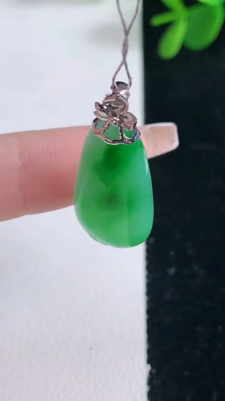 天然A货翡翠福瓜吊坠，尺寸273-12.7-6.2，重量:3.80g
12月26日