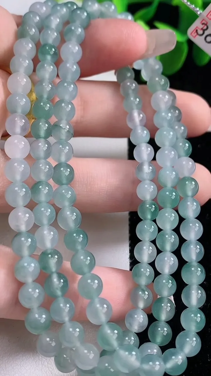 天然A货翡翠冰种飘花圆珠项链，尺寸5.3-120颗，重量:36.08g
12月26日