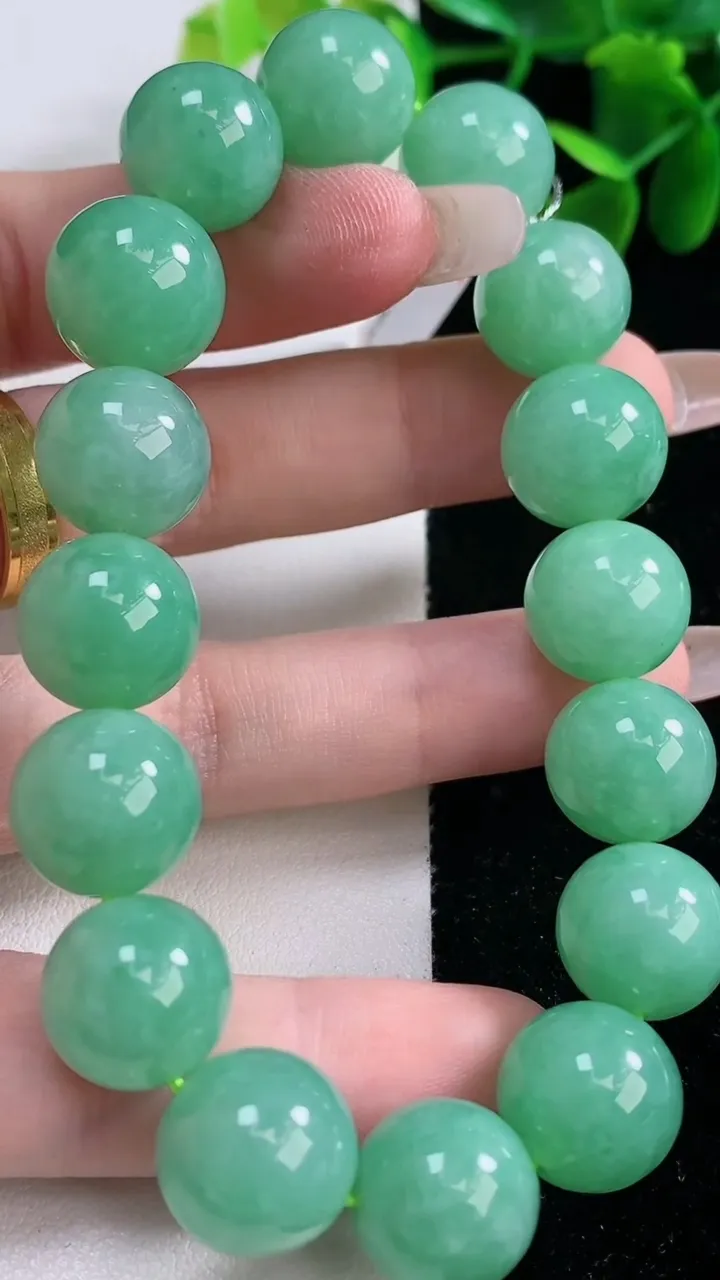 天然A货翡翠圆珠手串，尺寸13-16颗，重量:62.88g12月26日
工厂直销收藏佳品,种好水足，