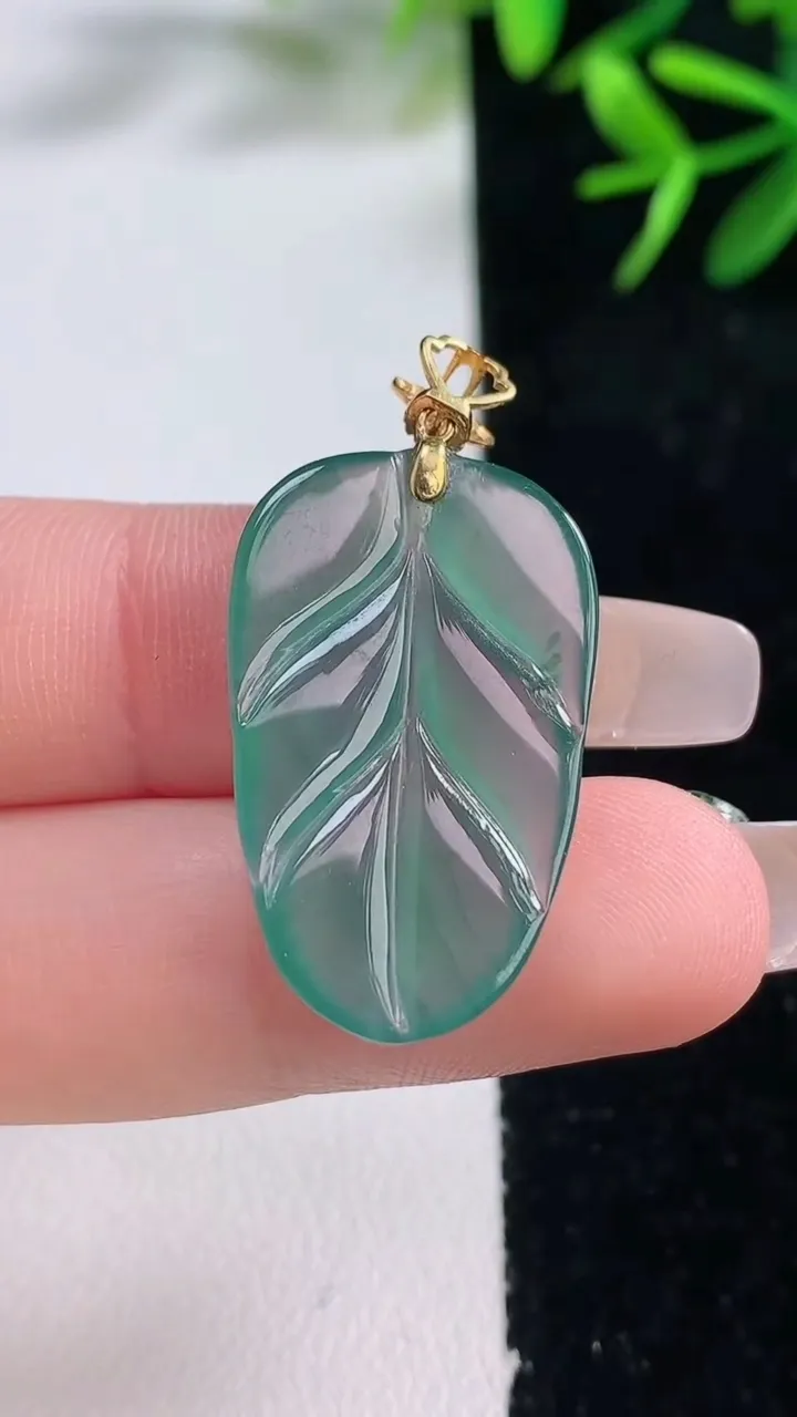 天然A货翡翠18K金蓝水金枝玉叶 叶子吊坠，尺寸27.2-17-2.9，重量:3.31g
12月26日