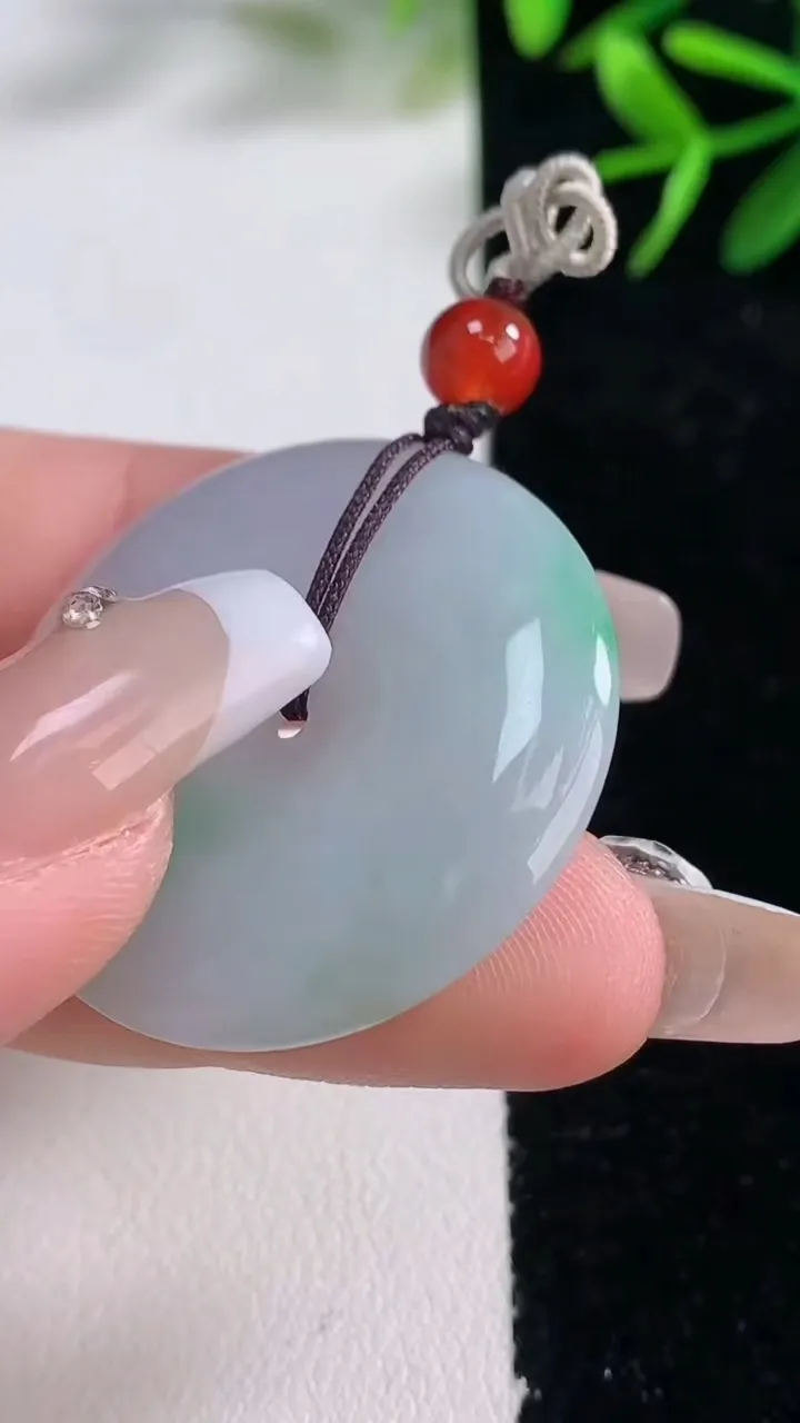 天然A货翡翠平安扣吊坠，尺寸33.2-5.4，重量:13.84g
12月26日