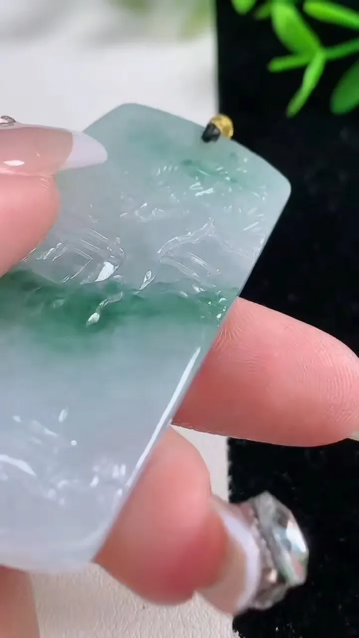 天然A货翡翠牌吊坠，尺寸61.7-34-6，重量:29.51g
12月26日