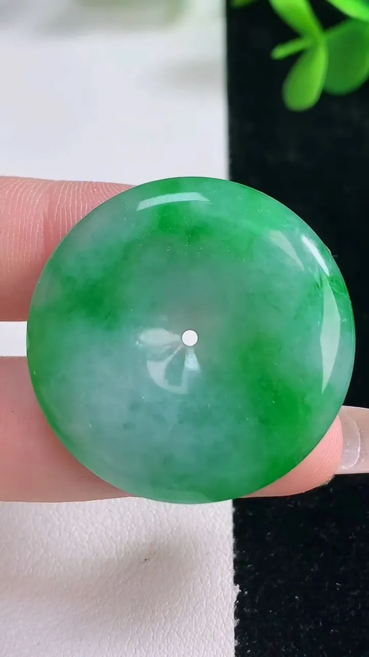 天然A货翡翠平安扣吊坠，尺寸33.3-5.6，重量:13.26g
12月26日