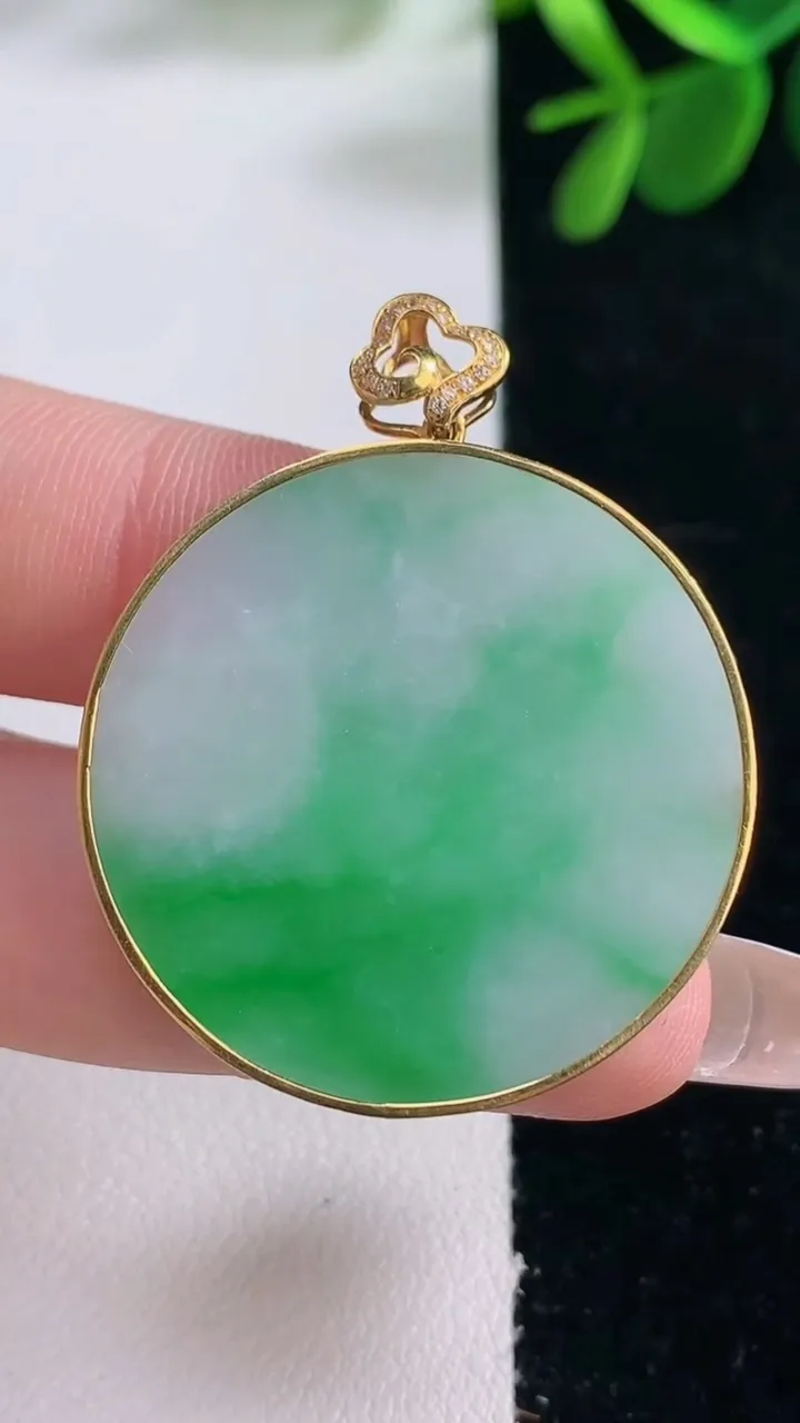 天然A货翡翠无事牌吊坠，尺寸31.2-2.7，重量:8.32g
12月26日