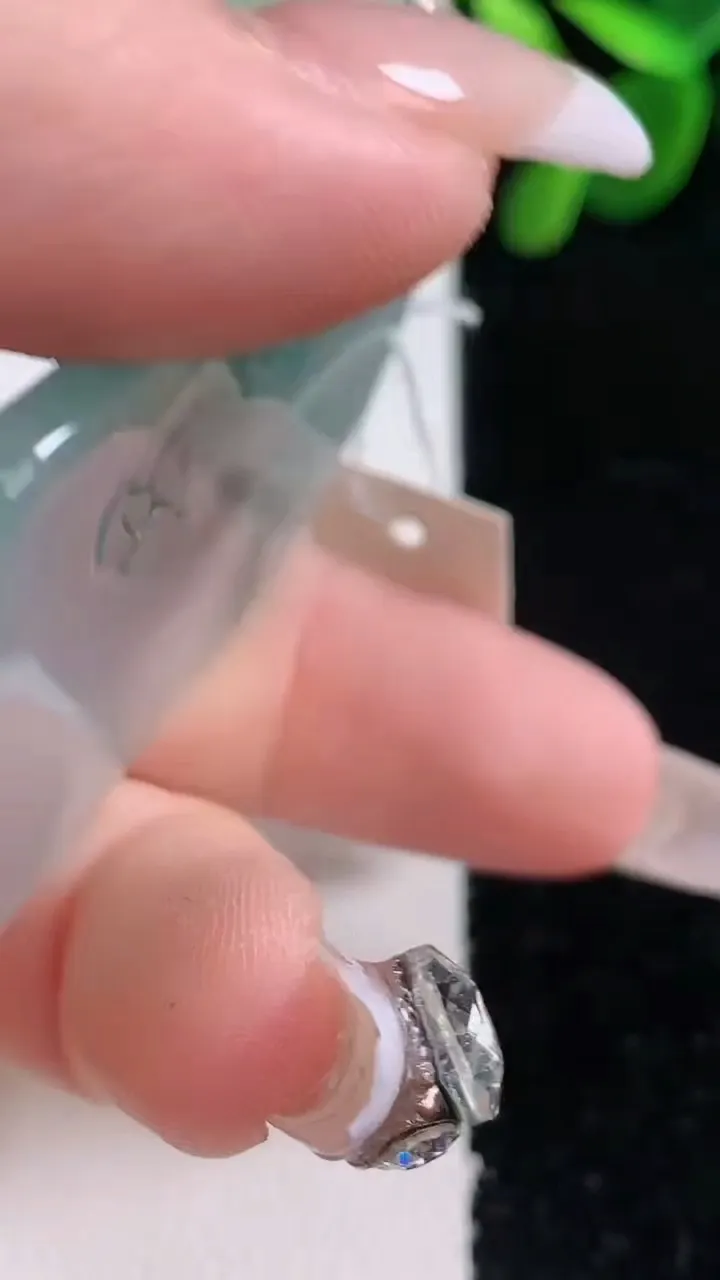 天然A货翡翠冰种飘花观音菩萨吊坠，尺寸47.2-35.4-5.4，重量:20.84g
12月26日