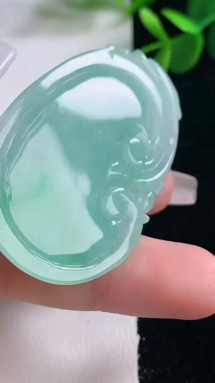 天然A货翡翠如意吊坠，尺寸53.2-33.3-6.7，重量:25.71g
12月26日