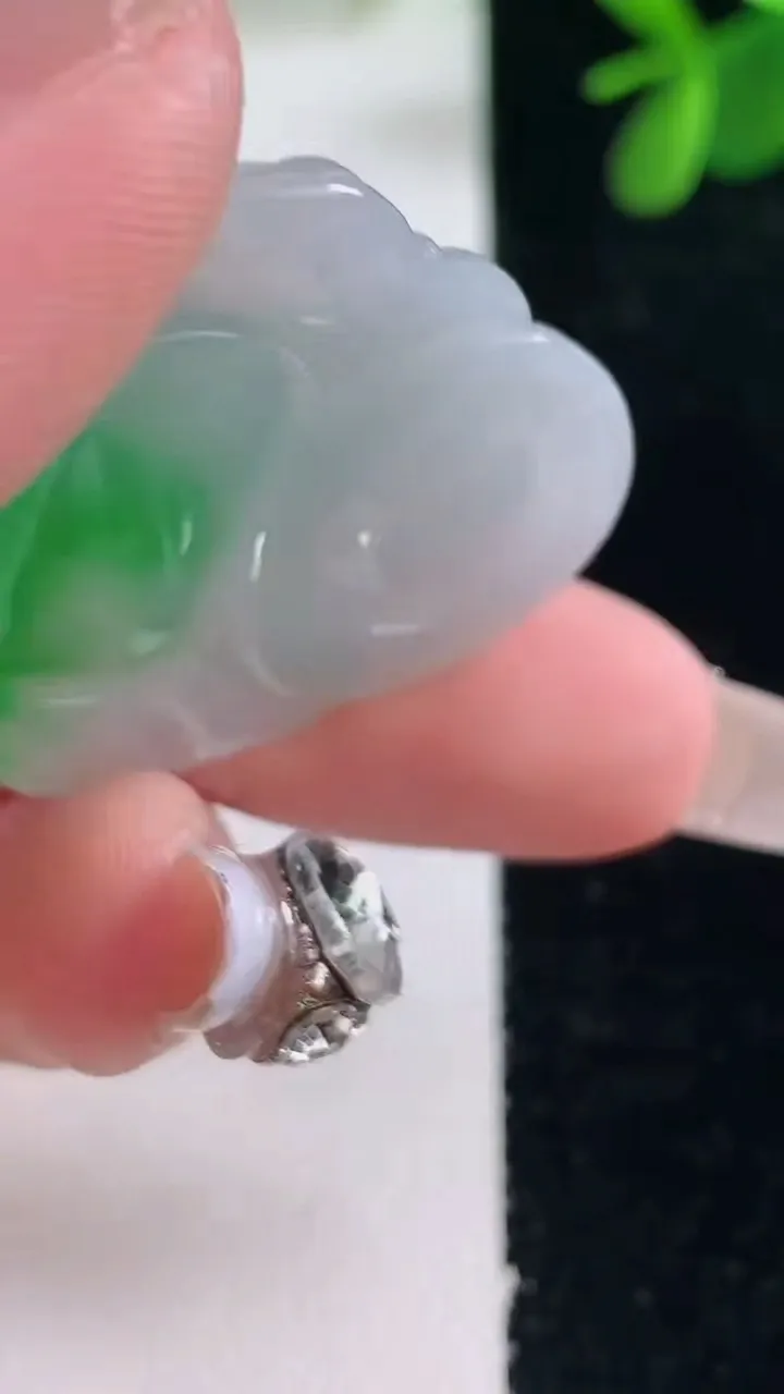 天然A货翡翠佛公吊坠，尺寸32-34.6-5.8，重量:9.79g
12月26日