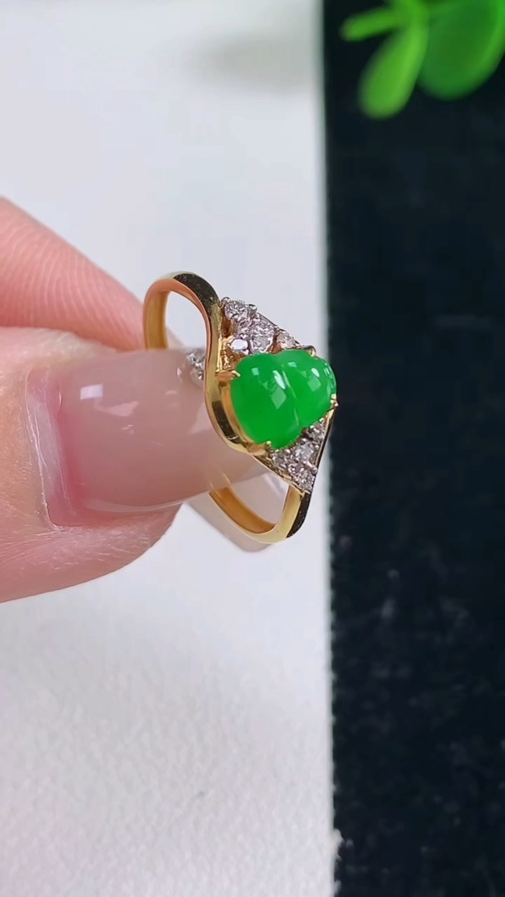 天然A货翡翠葫芦戒指，尺寸17.2-6.3-5.5-4.3，重量:1.28g2025年12月26日
