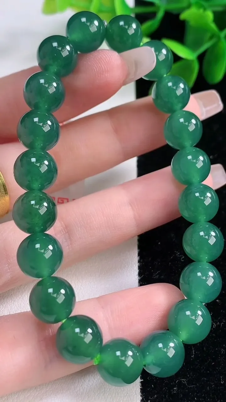 天然A货翡翠圆珠手串，尺寸10-20颗，重量:32.67g12月26日
工厂直销收藏佳品,种好水足，色泽均匀，有种有色，上手高大气！