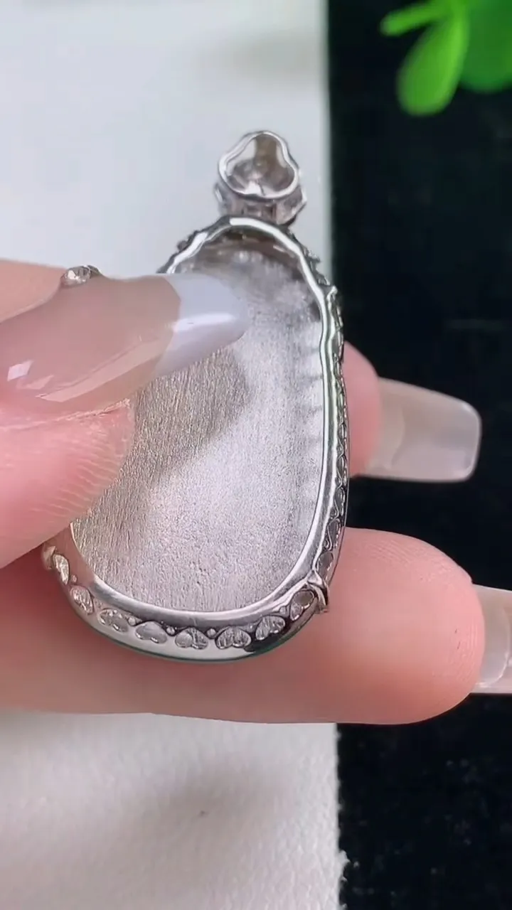 天然A货翡翠如意吊坠，尺寸40-31.2-19.3-6.3，重量:7.78g
12月26日