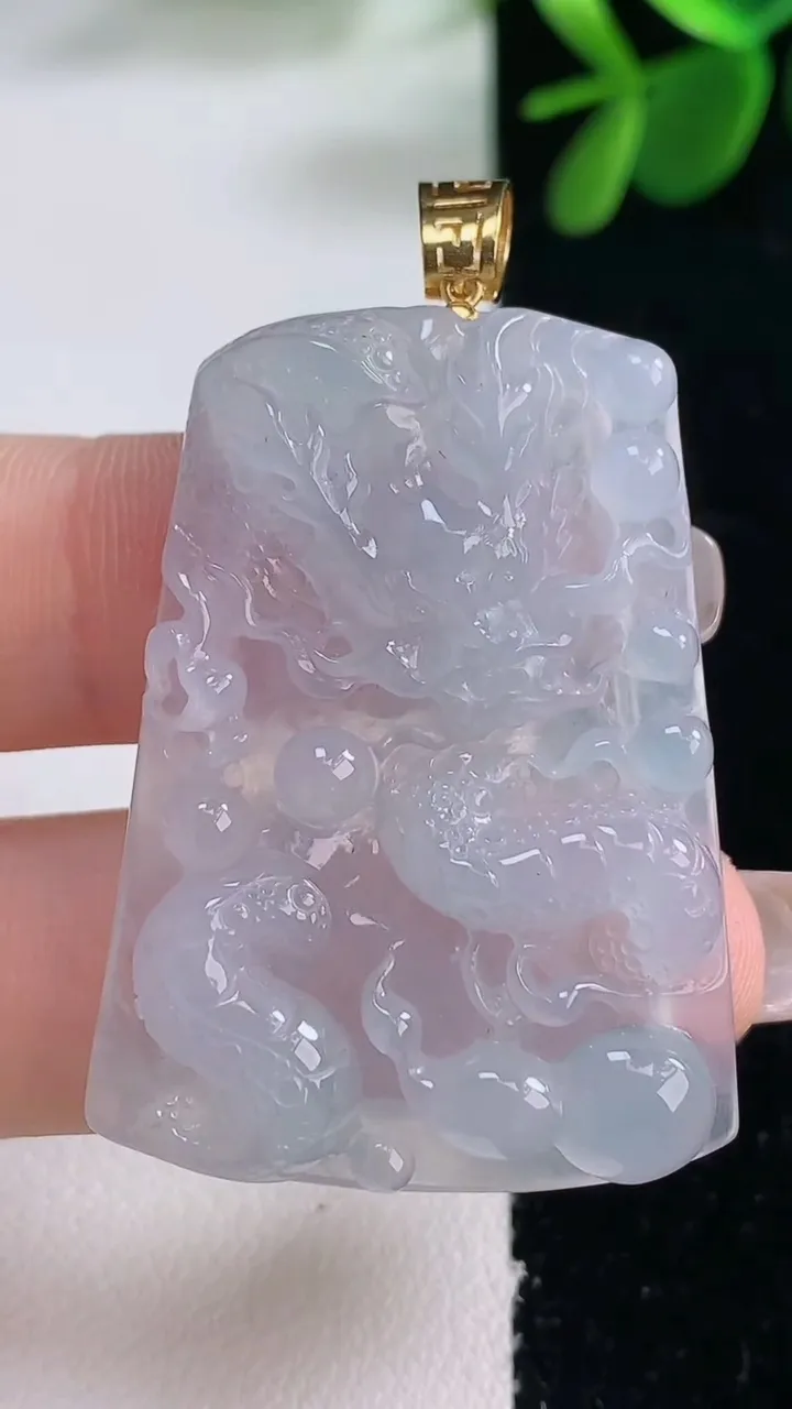 天然A货翡翠18K金紫罗兰龙牌吊坠，尺寸41-29.5-5.7，重量:12.66g
12月26日