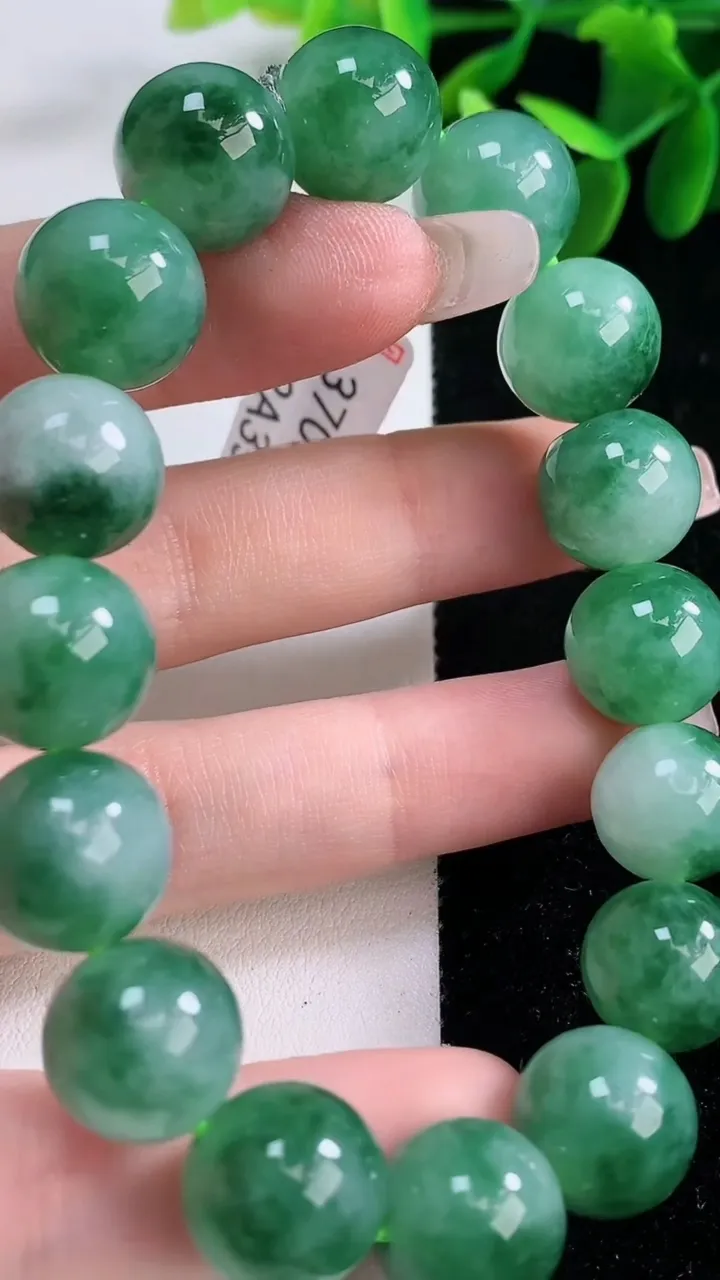 天然A货翡翠圆珠手串，尺寸12.7-16颗，重量:55.91g12月26日
工厂直销收藏佳品,种好水