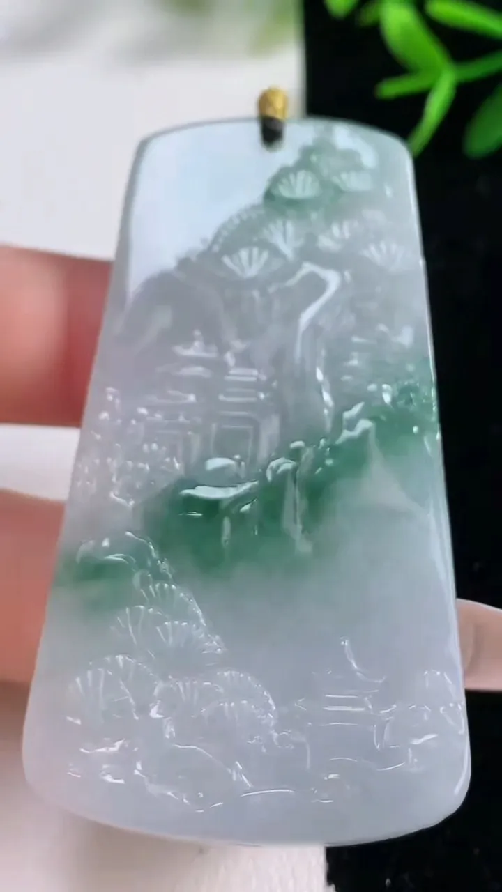 天然A货翡翠牌吊坠，尺寸61.7-34-6，重量:29.51g
12月26日