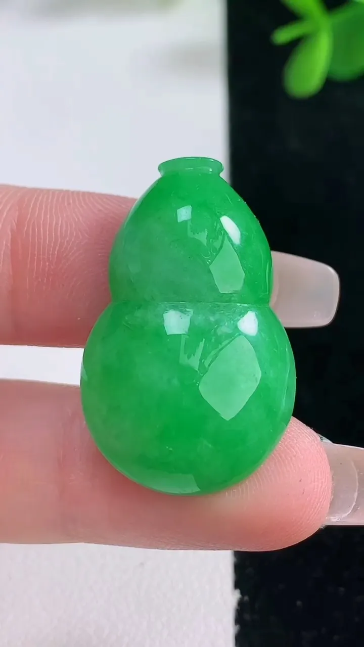 天然A货翡翠葫芦镶嵌件，尺寸30.2-19.2-8.9，重量:8.33g
12月26日