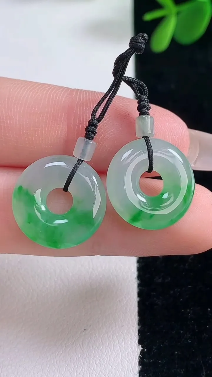 天然A货翡翠平安环吊坠一对，尺寸16-3.4，重量:4.00g
12月26日