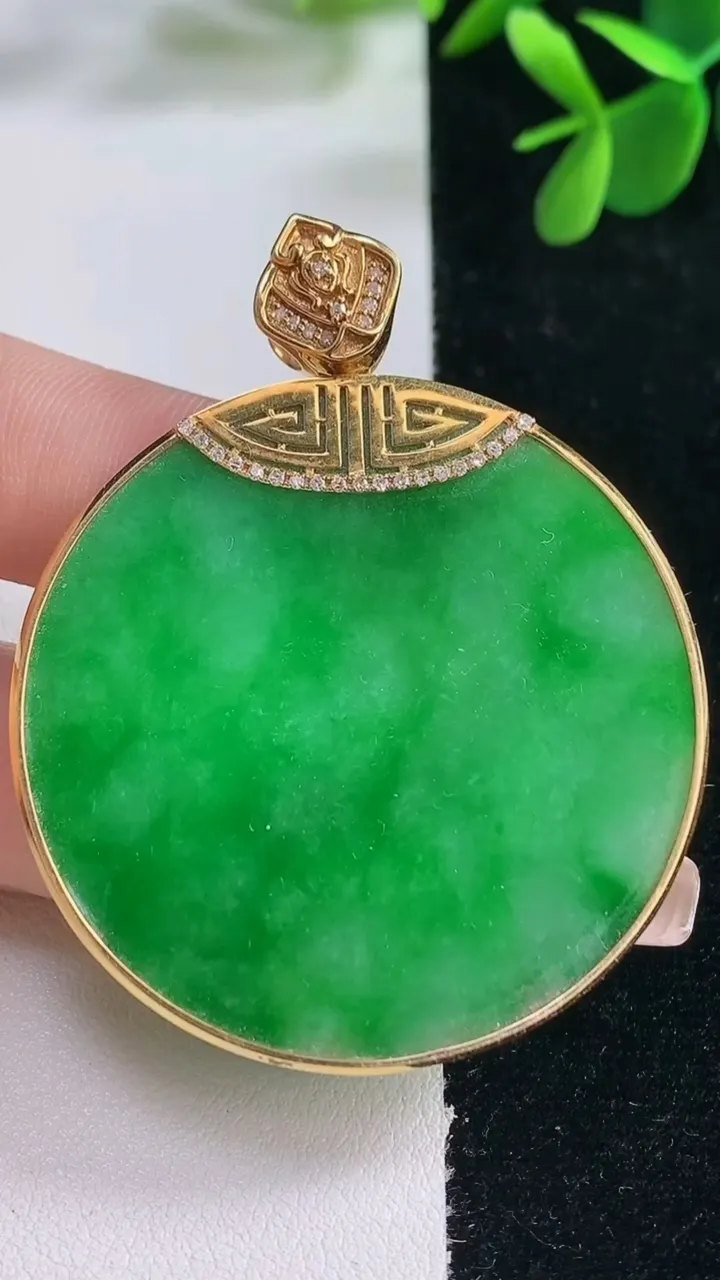 天然A货翡翠无事牌吊坠，尺寸45-3.5，重量:24.36g
12月26日