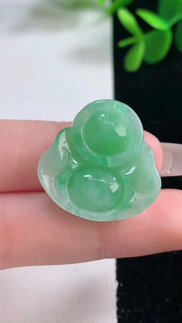 天然A货翡翠佛公吊坠，尺寸24-24.3-6.9，重量:5.02g
12月26日