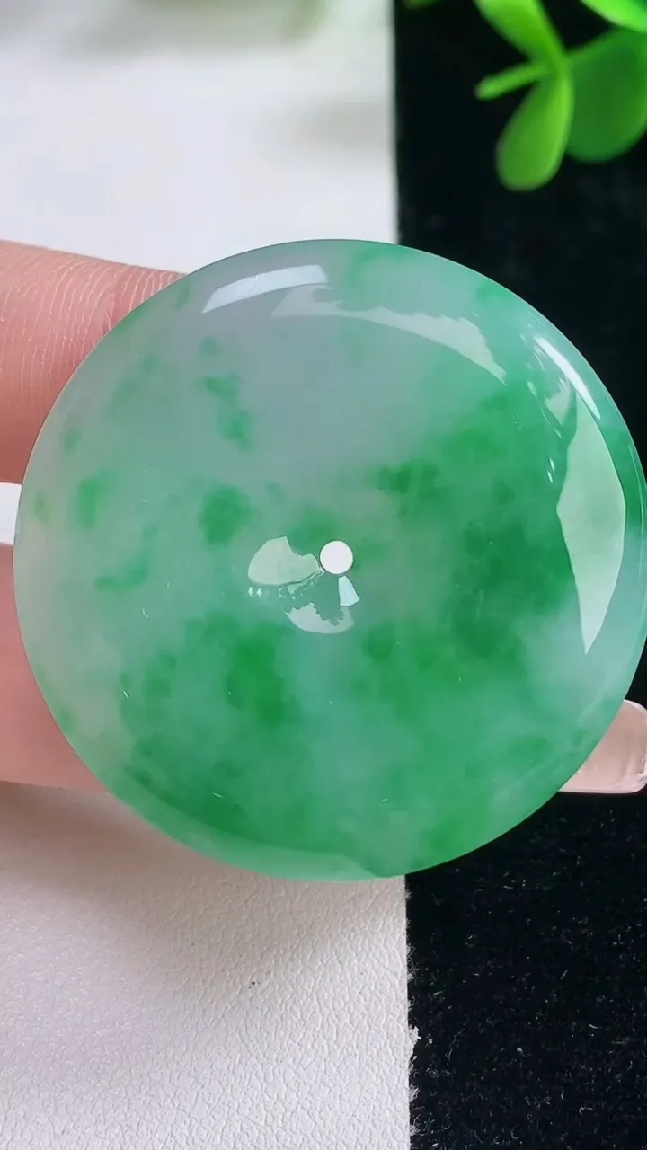 天然A货翡翠平安扣吊坠，尺寸40.8-6.4，重量:22.93g
12月26日