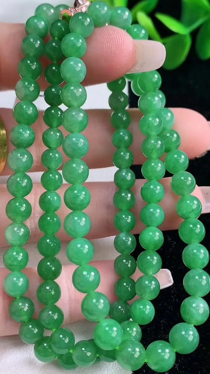 天然A货翡翠圆珠项链，尺寸6-97颗，重量:32.59g
12月26日