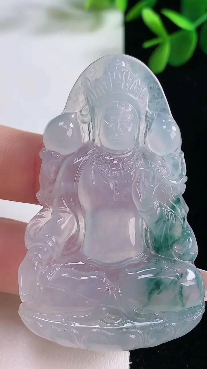 天然A货翡翠种飘花大势至菩萨吊坠，尺寸62-38.3-5.7，重量:22.72g
12月26日