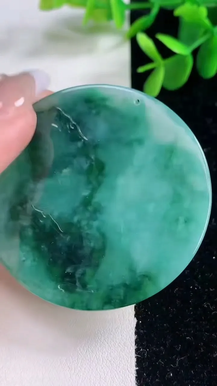 天然A货翡翠一念之间吊坠，尺寸53.3-4.7，重量:31.66g
12月26日