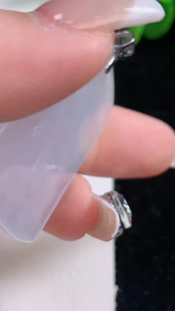 天然A货翡翠种紫罗兰山水牌吊坠，尺寸37.2-30-4，重量:11.71g
12月26日