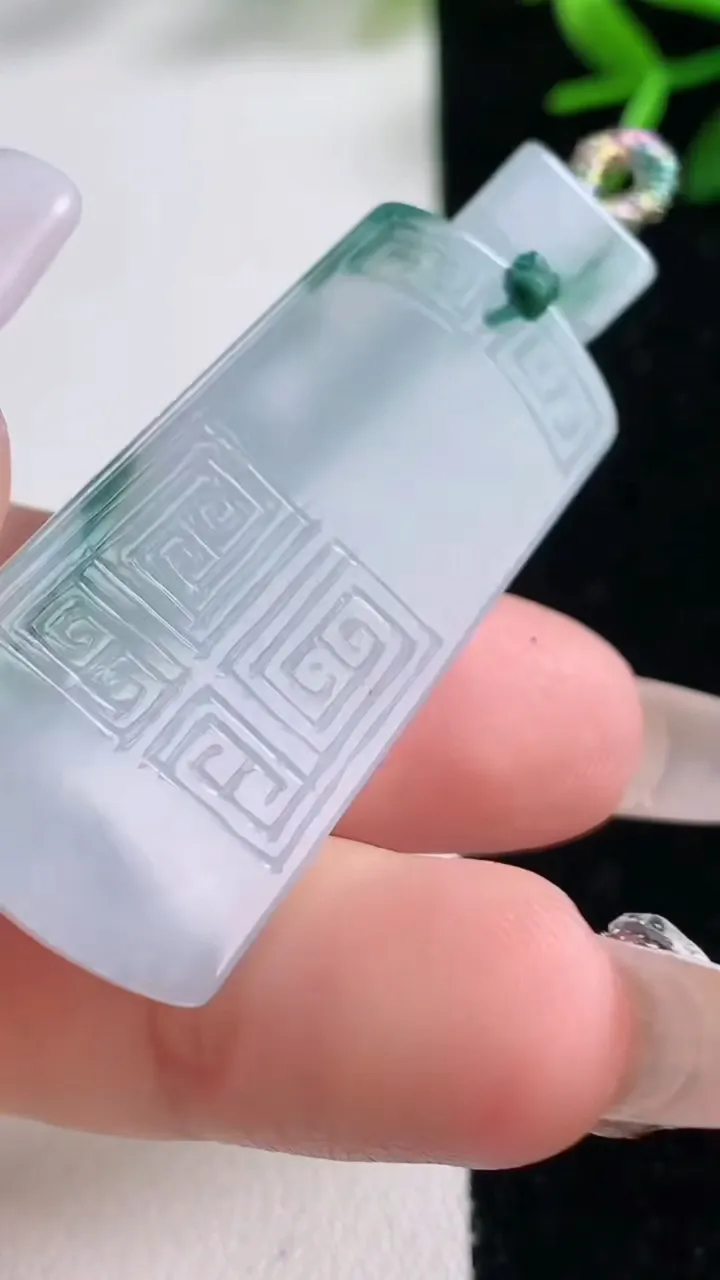 天然A货翡翠飘花仿古无事牌吊坠，尺寸39.8-20.3-5.6，重量:14.75g
12月26日