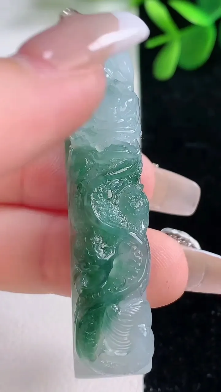 天然A货翡翠冰种飘花龙牌手牌，尺寸53.8-11.8-12，重量:19.25g
12月26日