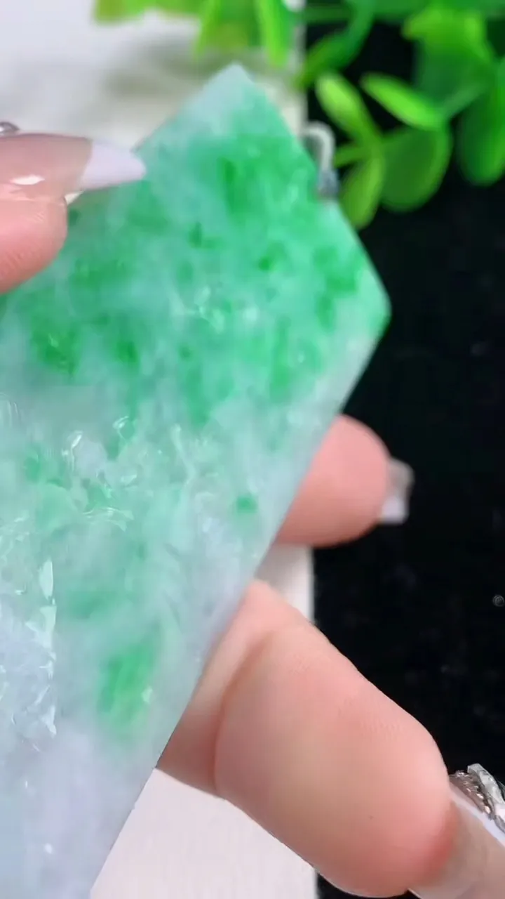 天然A货翡翠山水牌吊坠，尺寸77-36.6-4.3，重量:34.79g
12月26日