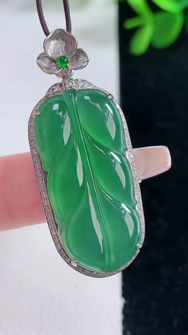 天然A货翡翠金枝玉叶 叶子吊坠，尺寸41-16.3-8.2，裸石29.3-14重量:6.68g
12月26日