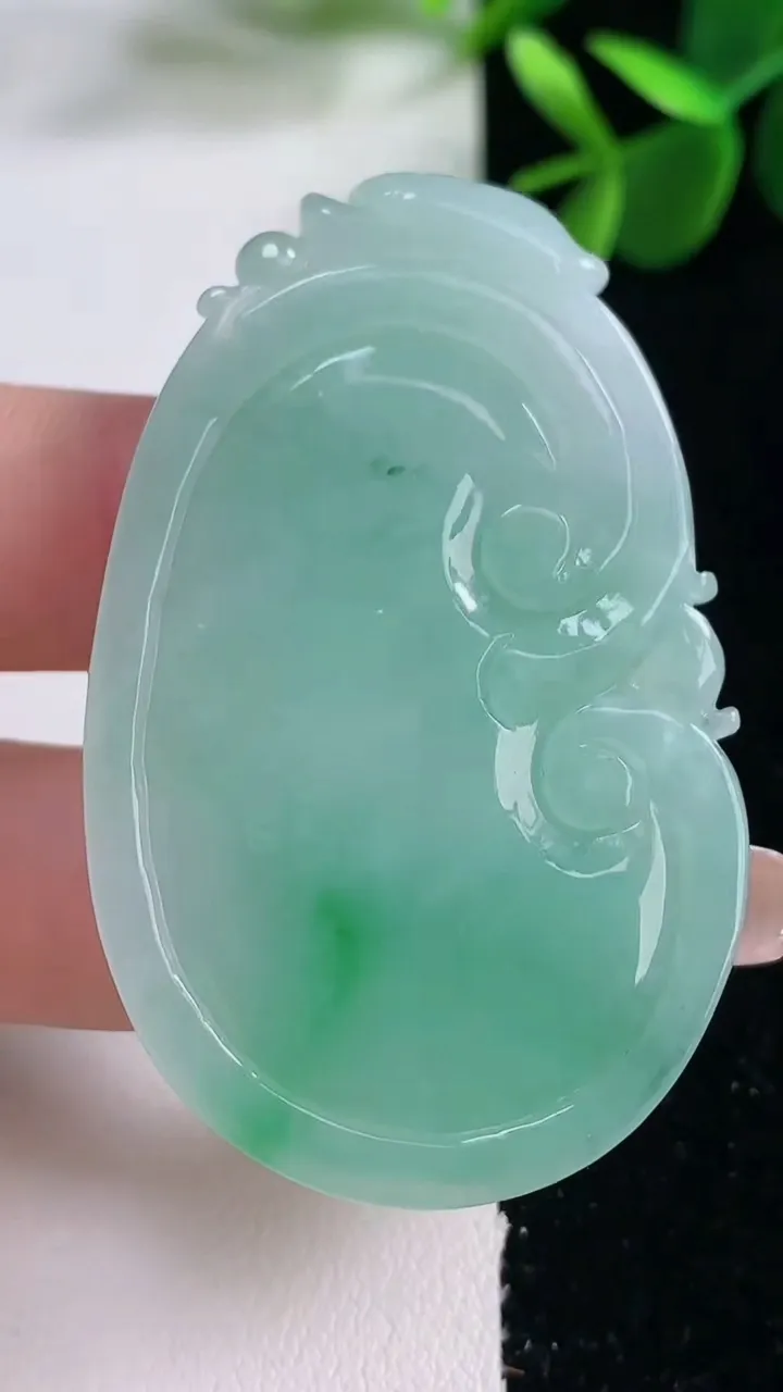 天然A货翡翠如意吊坠，尺寸53.2-33.3-6.7，重量:25.71g
12月26日