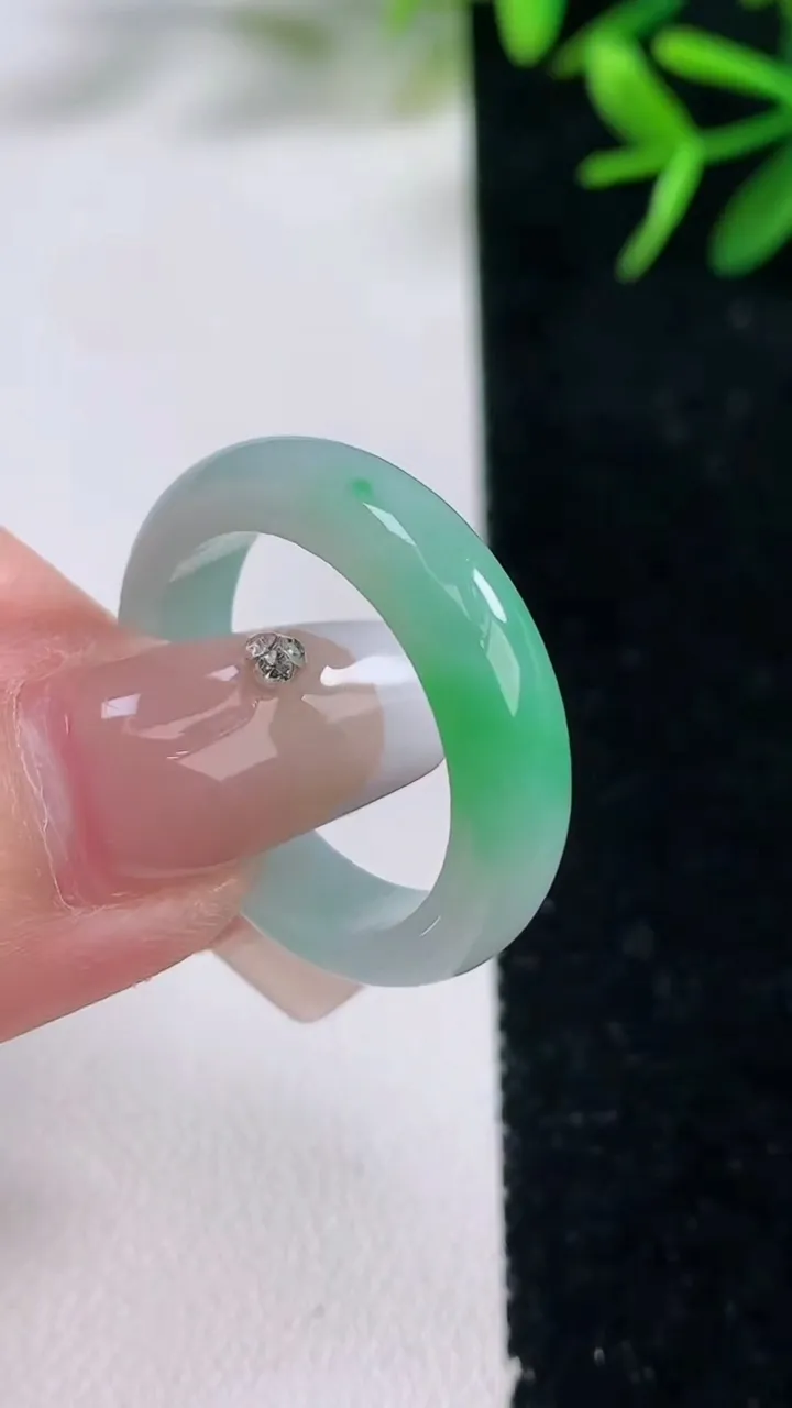 天然A货翡翠指环戒指，尺寸19.7-5.6-3.4，重量:4.50g2025年12月26日
工厂直销收藏佳品,种好水足，色泽均匀，有种有色，上手高大气！