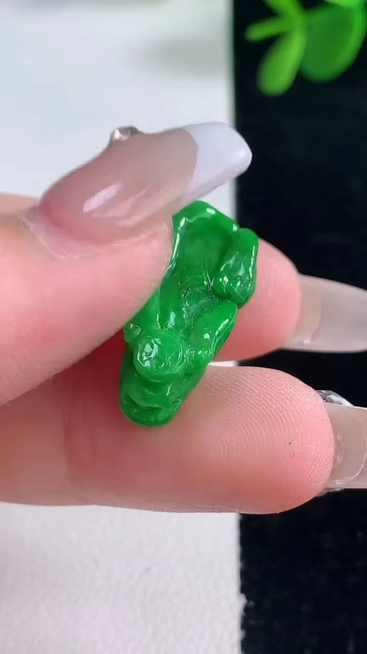 天然A货翡翠貔貅吊坠，尺寸22.6-11.2-8.5，重量:3.59g
12月26日