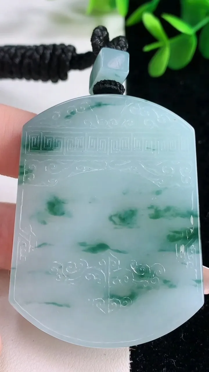 天然A货翡翠飘花仿古无事牌吊坠，尺寸56.3-42.3-6.3，重量:48.89g
12月26日