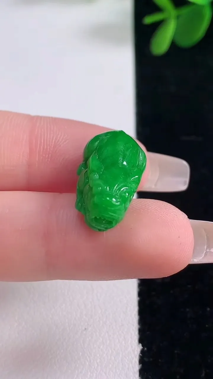 天然A货翡翠貔貅吊坠，尺寸22.6-11.2-8.5，重量:3.59g
12月26日