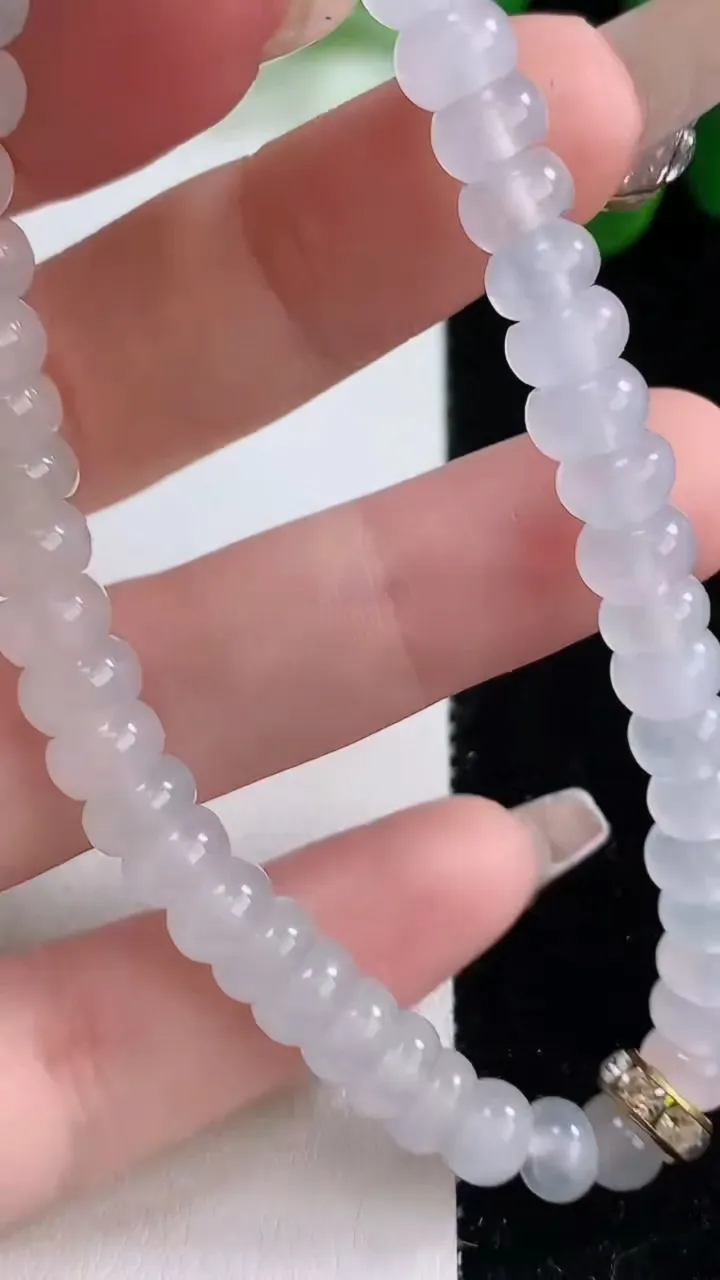 天然A货翡翠种白冰算盘珠手串，尺寸6.7-3.2-45颗，重量:18.35g12月26日
工厂直销收藏佳品,种好水足，色泽均匀，有种有色，上手高大气！
