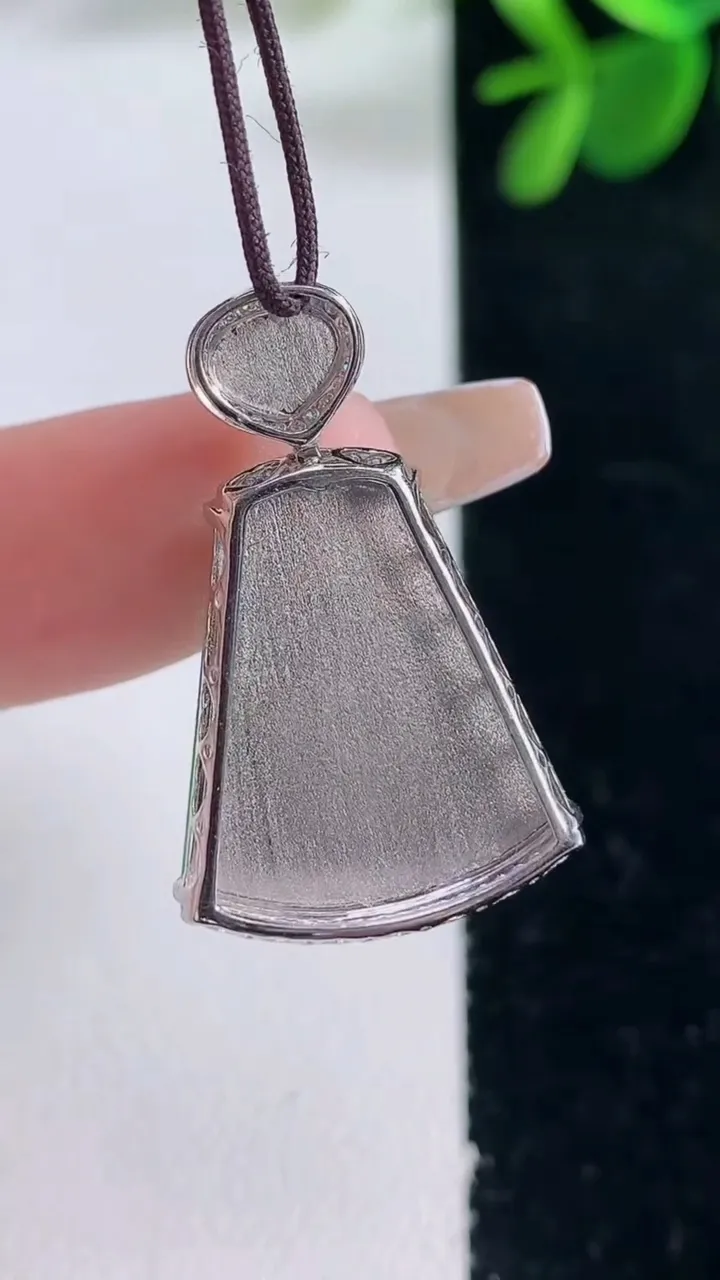 天然A货翡翠无事牌吊坠，尺寸28.3-18.8-18-4.8，重量:2.85g
12月26日