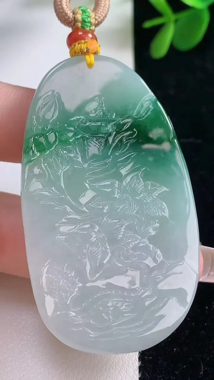 天然A货翡翠山水牌吊坠，尺寸57.8-33.4-7，重量:35.65g
12月26日