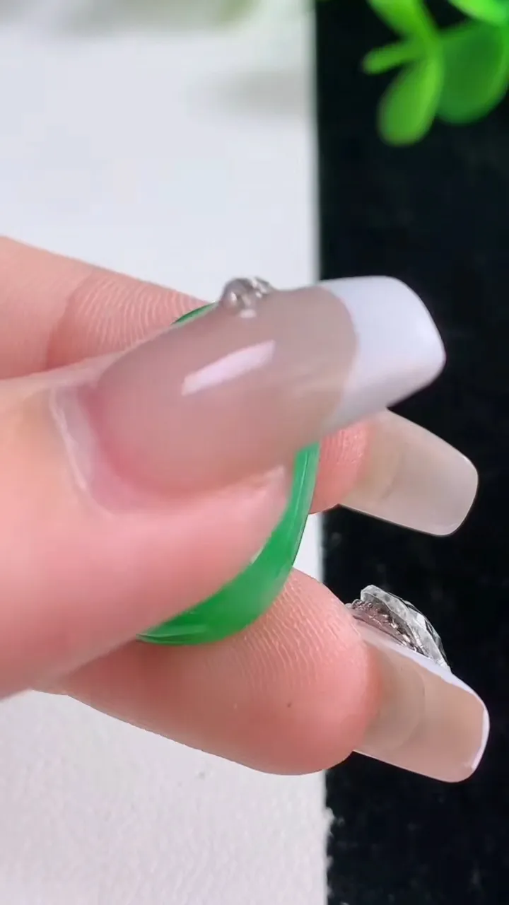 天然A货翡翠如意吊坠，尺寸23.6-15-5.7，重量:4.75g
12月26日