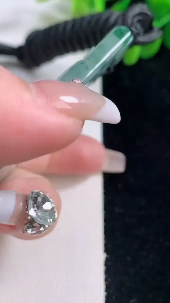 天然A货翡翠种飘花山水牌吊坠，尺寸66-45.2-4.8，重量:54.09g
12月26日