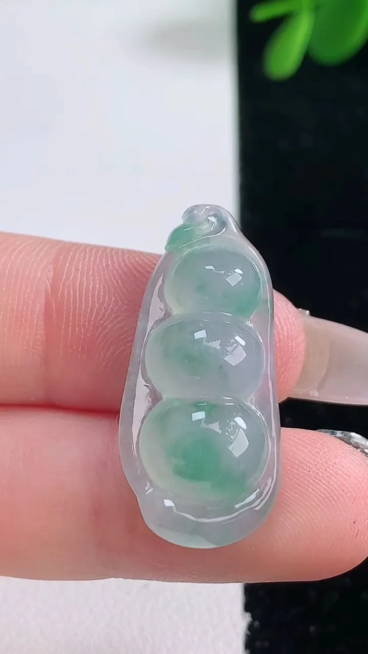 天然A货翡翠冰种飘花福豆吊坠，尺寸29-13.6-6，重量:3.81g
12月26日